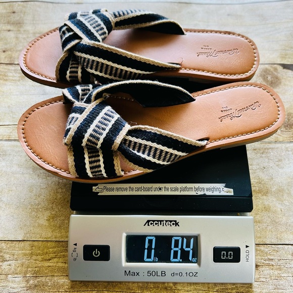 Universal Threads Size 6 Striped Sandals - Picture 10 of 10